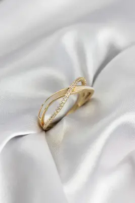 Zirkon Taşlı Sarmal Sedefli Gold Renk Kadın Yüzük