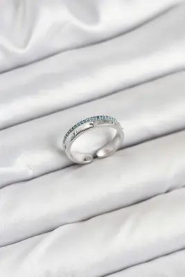 Pirinç Gümüş Renk Sıralı Zirkon Taşlı Kutup Yıldızı Model Kadın Yüzük