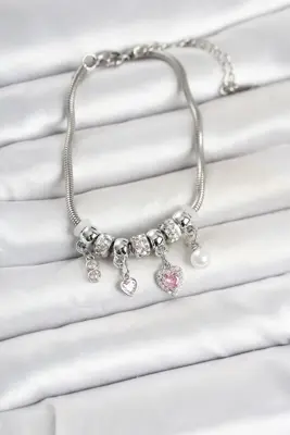 Pirinç Gümüş Renk Kalp Detaylı Charmlı Kadın Bileklik