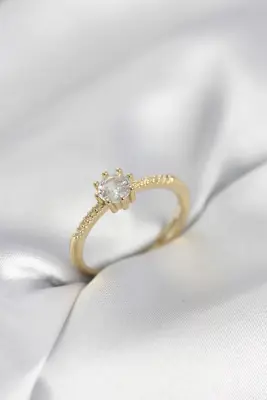 Tek Taş Model Gold Renk Zirkon Taşlı Kadın Yüzük