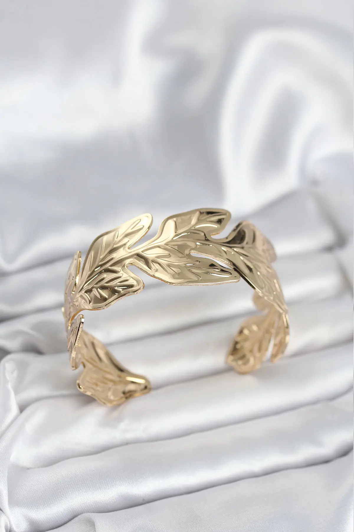 Gold Renk Pirinç Levha Yaprak Model Kadın Bileklik