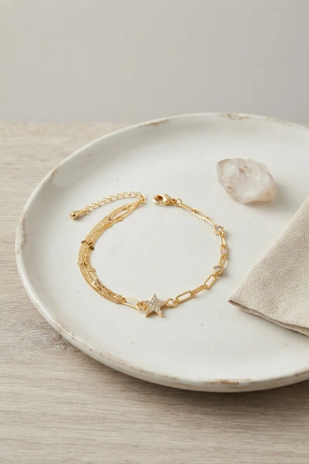 Gold Renk Pirinç Ataç ve Puntalı Zincirli Yıldız Model Kadın Bileklik