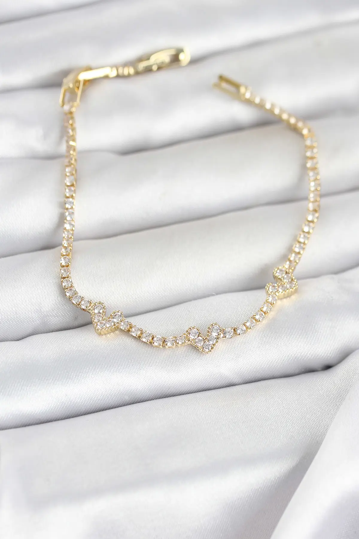 Pirinç Gold Renk Kalp Model Zirkon Taşlı Su Yolu Kadın Bileklik
