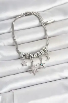 Pirinç Gümüş Renk Kutup Yıldızı Detaylı Charmlı Kadın Bileklik
