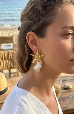 Doğal Deniz Kabuğu ve Gold Renk Yıldız Model Kadın Küpe