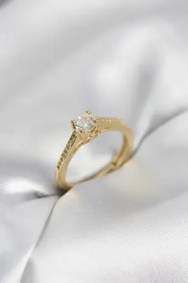 Tek Taş Gold Renk Zirkon Taşlı Model Kadın Yüzük