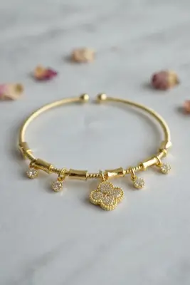 Pirinç Gold Renk YSX Taşlı Yonca Model Charmlı Bileklik